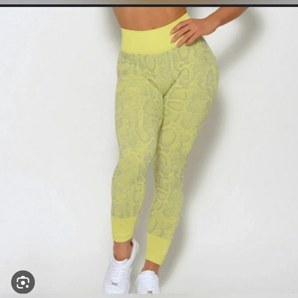 Bombshell Sportswear Pants - Bombshell Sportswear Snake Seamless leggings Size XS